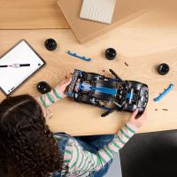 LEGO® Tech 42176 Mașina de curse Porsche GT4 e-Performance (2)