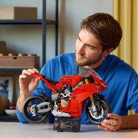 LEGO® Tech 42202 Motocicleta Ducati Panigale V4 S (1)