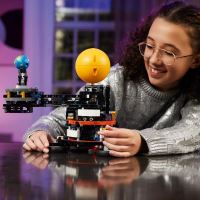LEGO® Tech 42179 Planeta Pământ și Luna pe orbită (1)